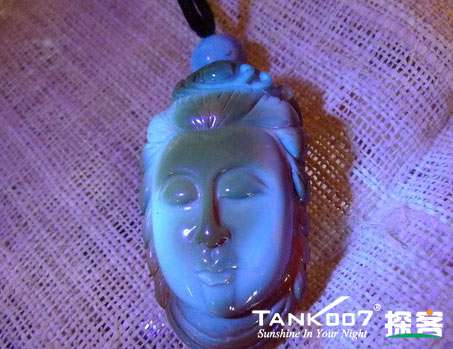 網(wǎng)上用紫光手電鑒定琥珀的帖子這么多，哪個是真假？